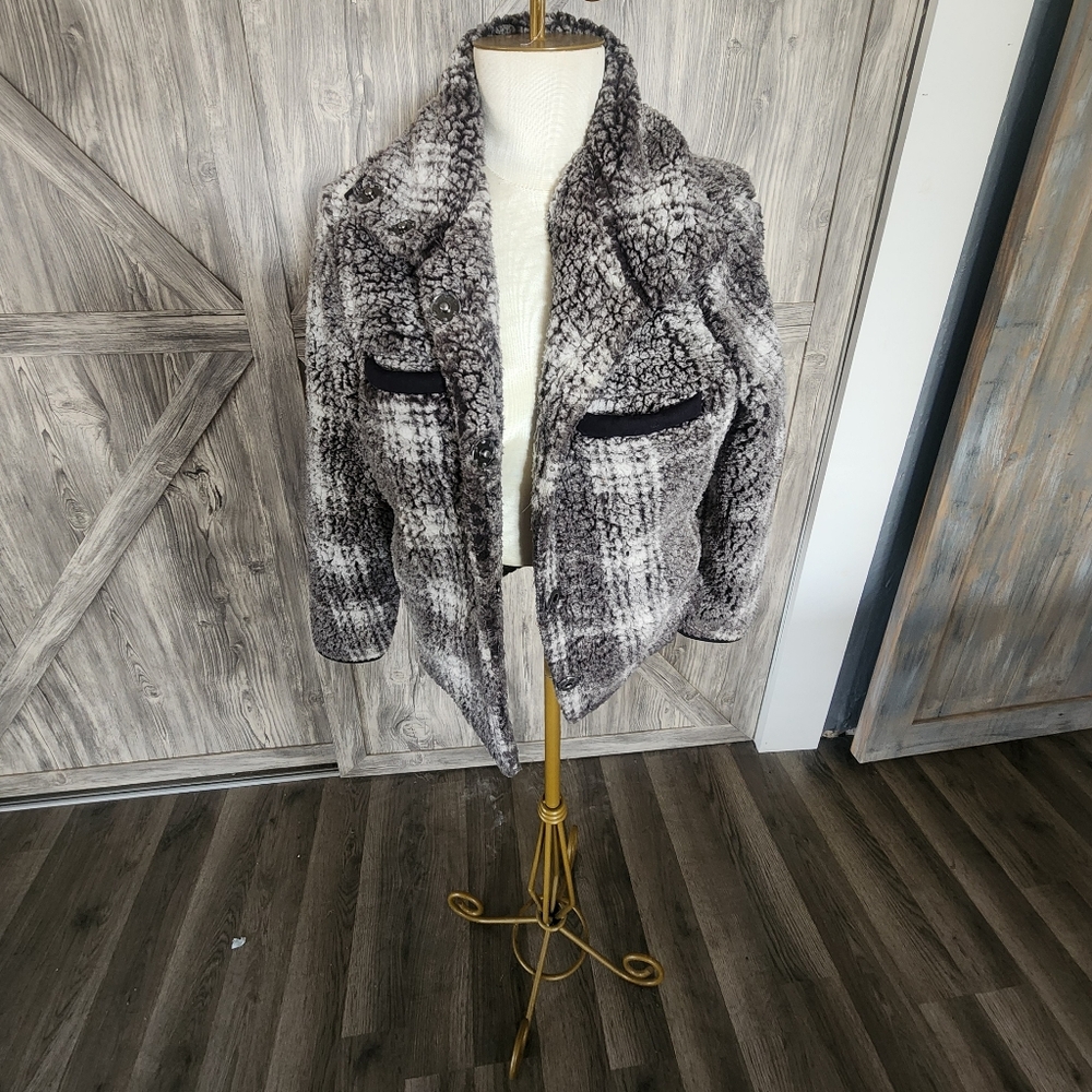 Natural Reflections Women's Black and Gray Sherpa Jacket